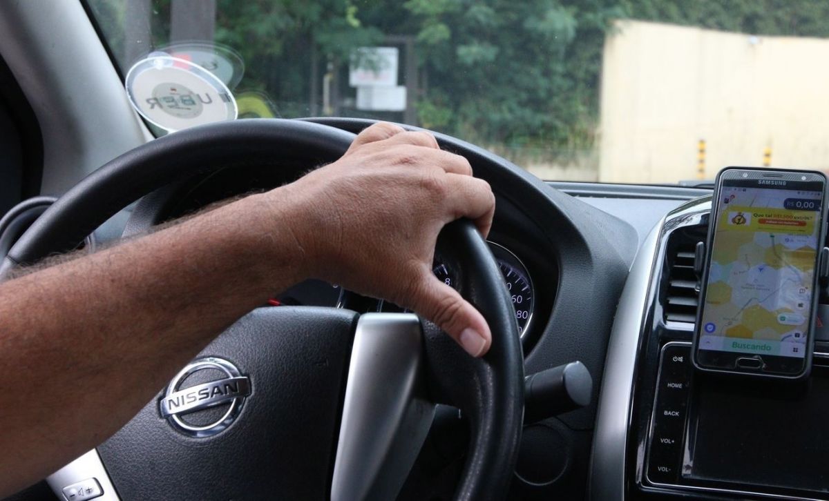 Motoristas por aplicativo lucram R$ 13 por hora em Goiânia